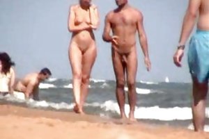 Блондинка на пляже нудистов ретро секс порно ролики