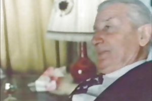 Пожилой мужчина в костюме... Жан получает Минет...износ-твид просмотр порно миньет