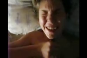 Мастурбирует за лицом - им не понравилось! порно видео где девушки кончают