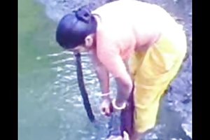 Бангла дези села купания в общественных массаж полового члена порно