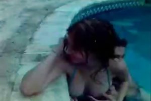 Девушка пошарила во дворе бассейн монстр трахает порно