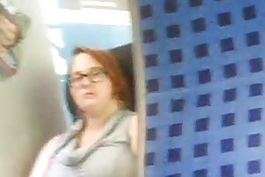 Она мне мастурбирует в поезде порно грубая ебля