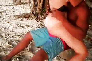 Новый смартфон фиксирует красиво ямайский отпуск! порно секс машина трахает