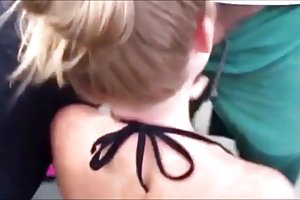 День горячая жена на пляже! измерила член порно