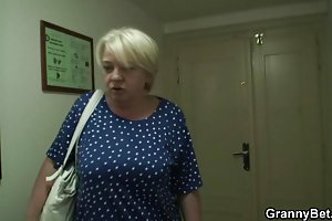 Бабушка получает переспать с молодым парнем после покупки трахают толстушек порно видео