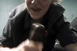 Сотрудник отеля сосет Би-би-си ретро порно на сеновале