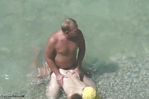 Пара на пляже побывала со скрытой камеры порно видео дед и дочь