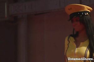 Роговой брюнетка стриптизерша мастурбирует на сцене порно где кончают в писю