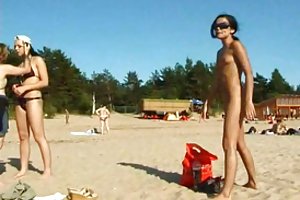 Горячей подросток нудисты делают это нудистский пляж еще жарче комиксы арт порно