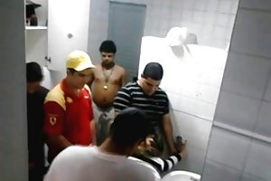 Парни трахают девушку в пабе туалет групповуха! просмотр порно скрытой камерой