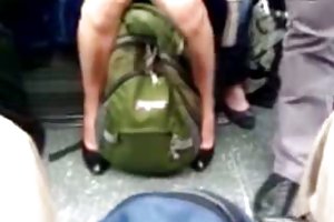 Телок на Лондонской подземки порно онлайн сосет большой член